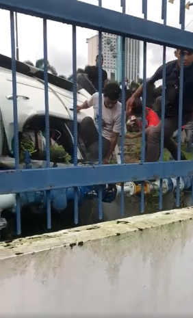 Biarjasajadikenangan Video Pilihan Polis Bantu Keluarkan Mangsa Kemalangan