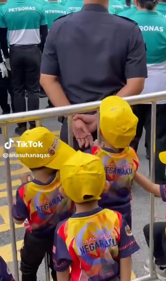 Hari Kebangsaan 2024 Usik Usik Adik Nak Jadi Polis Jugak Nanti