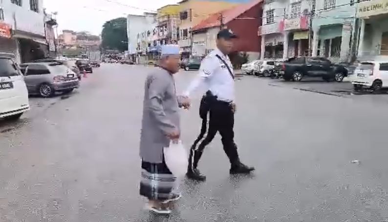 Biarjasajadikenangan Video Pilihan Anggota Jspt Ipd Kuala Krai Bantu Warga Emas Lintas Jalan