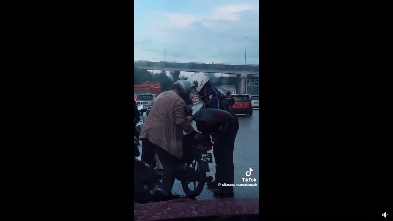 Biarjasajadikenangan Video Pilihan Anggota Polis Trafik Bantu Penunggang Motosikal Kemalangan