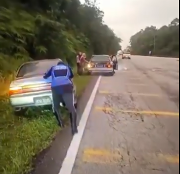 Video Pilihan Sikap Prihatin Anggota Trafik Ipd Hulu Selangor Bantu Alihkan Kenderaan Rosak