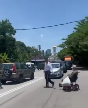 Video Pilihan Anggota Bspt Ipd Barat Daya Bantu Oku Lintas Jalan