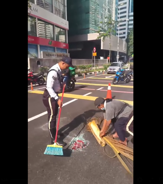 Video Pilihan Polis Trafik Kl Prihatin Bantu Bersihkan Lokasi Kemalangan