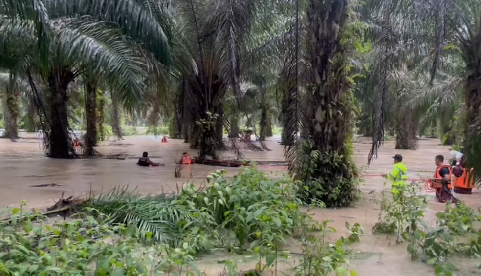 Video Pilihan Polis Berganding Bahu Bersama Bomba Selamatkan Mangsa Banjir