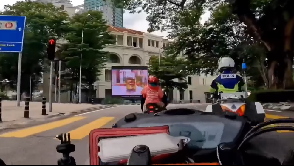 Video Pilihan Tunggu Lampu Isyarat Hijau Baru Teruskan Perjalanan