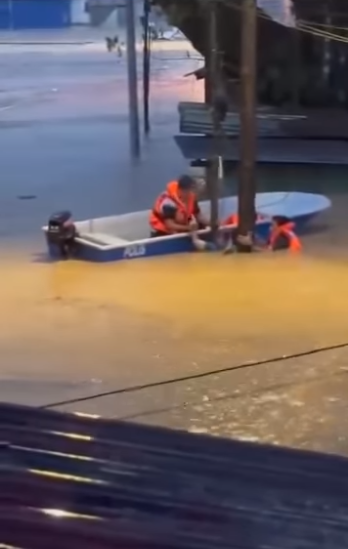 Biarjasajadikenangan Video Pilihan Anggota Polis Bantu Menyelamatkan Mangsa Banjir