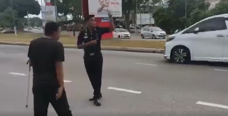 Video Pilihan Anggota Balai Polis Batu Berendam Bantu Warga Emas Melintas Jalan