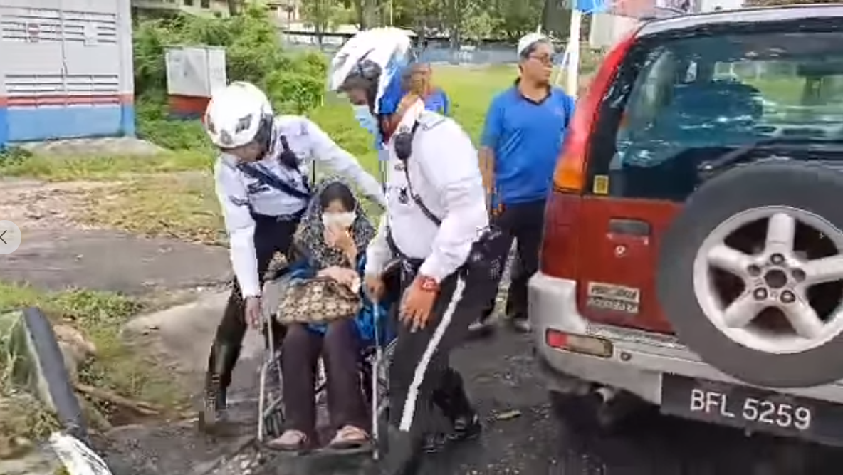 Posting Pilihan Warga Emas Berjaya Penuhi Temu Janji Rawatan Dengan Bantuan Anggota Polis Trafik