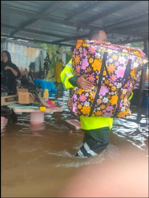 Posting Pilihan Ipd Pekan Bantu Pindahkan Mangsa Banjir Di Kampung Pulau Manis