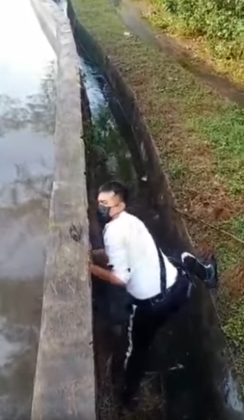 Biarjasajadikenangan Video Pilihan Abang Polis Masuk Longkang Bersihkan Saluran Air Tersumbat