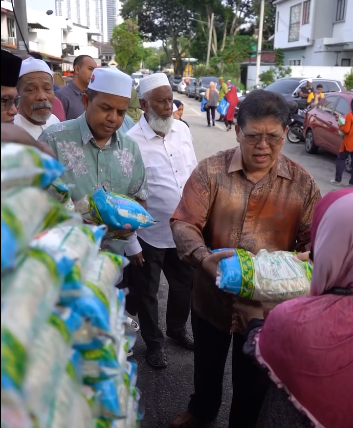 Video Pilihan Timbalan Kpn Penuhi Undangan Bantuan Beras Untuk Saudara Asnaf Di Maahad Tahfiz Al Faridiyah