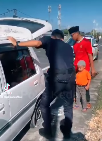 Biarjasajadikenangan Video Pilihan Anggota Balai Polis Anak Bukit Bantu Pengguna Jalan Raya