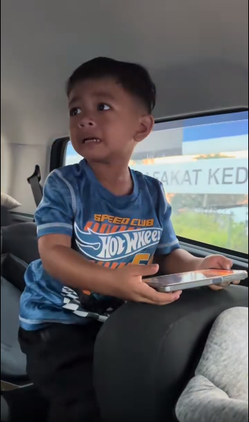 Usik Usik Ha Asyik Main Handphone Je