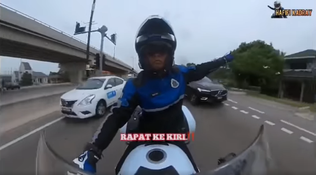 Video Pilihan Ketua Menteri Melaka Puji Sikap Prihatin Koperal Hafifi Beri Laluan Kepada Ambulans
