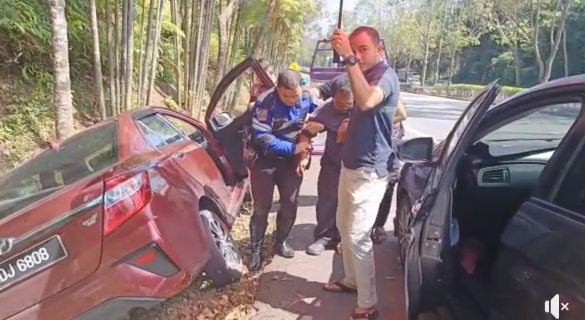 Biarjasajadikenangan Video Pilihan Anggota Jspt Melaka Bantu Mangsa Kemalangan Kereta