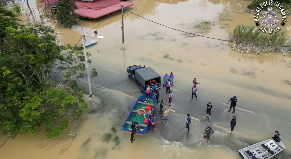 Opbanjir Boatman Pdrm Dan Agensi Sahabat Berganding Bahu Hantar Bantuan Bekalan Makanan Ke Pps Yang Terputus Hubungan Jalan Darat